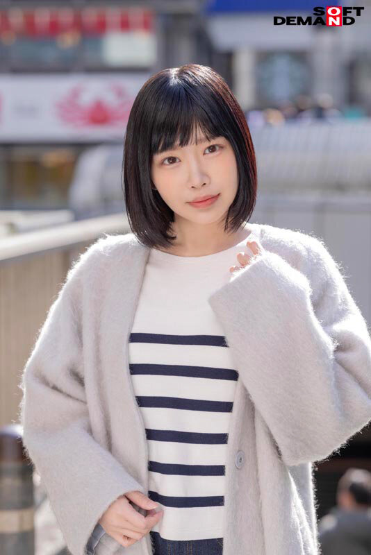 相良明里がＡＶデビュー作で普段着姿で撮影されたプロフィール写真