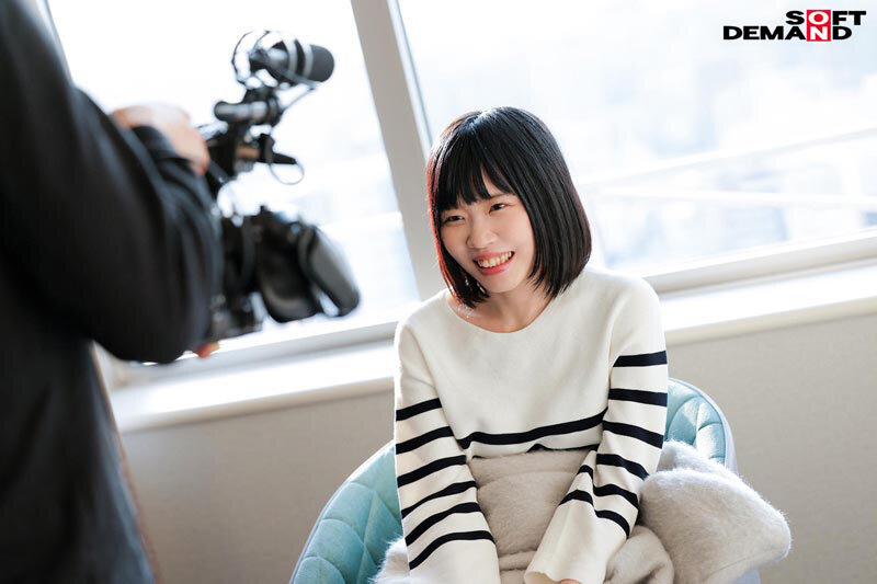 相良明里がＡＶデビュー作で椅子に座ってインタビューを受けている。